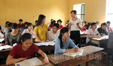 Cô và trò Trường THPT Hoàng Văn Thụ tích cực ôn thi để đạt kết quả cao nhất.
